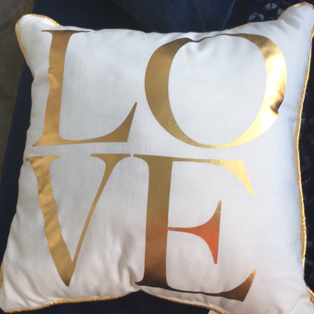 🌺 3/$10! NWOT LOVE Pillow Gold Letters Hearts